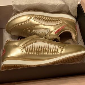 NWT gold LA Gear sneakers